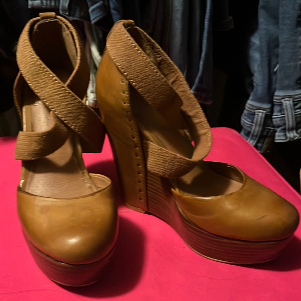 Closed toe wedges